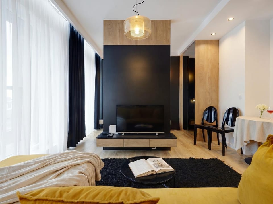 Communal lounge/ TV room, Bed, TV and multimedia, Living room, Photo of the whole room, Seating area, Evening entertainment, Bedroom, towels