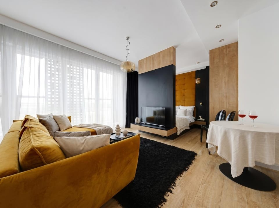 Communal lounge/ TV room, Bed, TV and multimedia, Living room, Photo of the whole room, Seating area, Evening entertainment, Bedroom