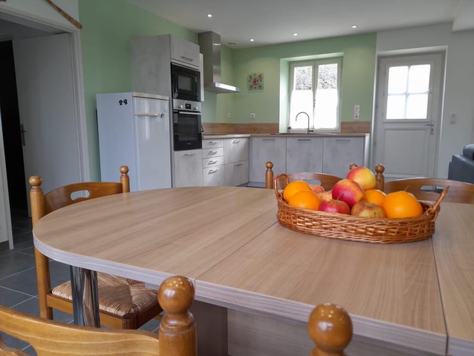 Communal kitchen, dishwasher, pet friendly, stove
