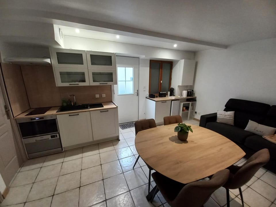 Kitchen or kitchenette, Dining area, minibar
