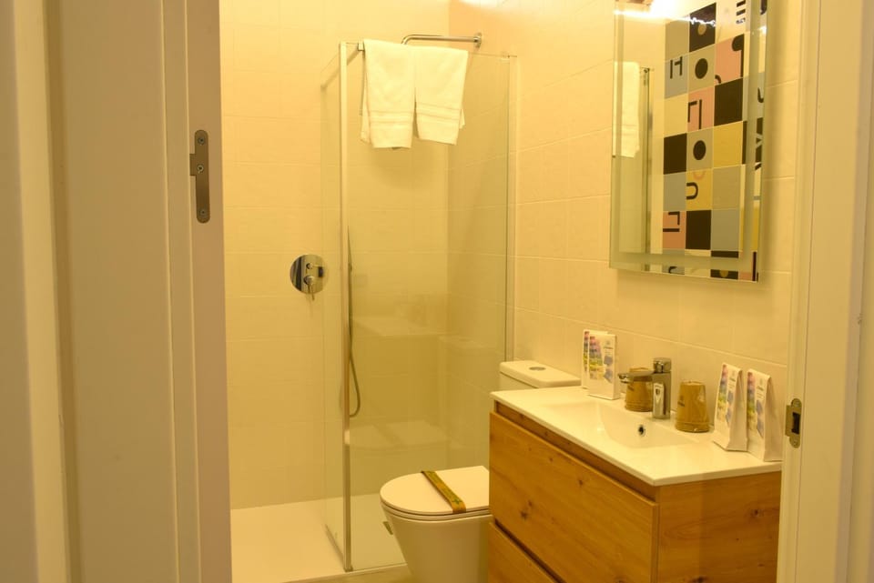 Shower, Toilet, Bathroom, towels