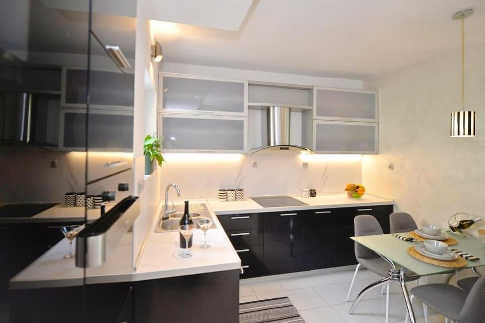 Majestic Suite,800m to Old town&minutes to seaside Apartment in Dobrota