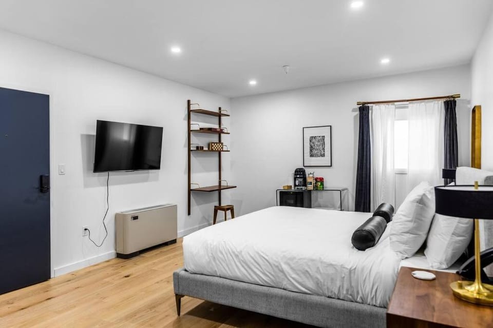King Bed, Historic DTWN Hotel, Fiber Internet, Room # 404 Apartment in Bangor