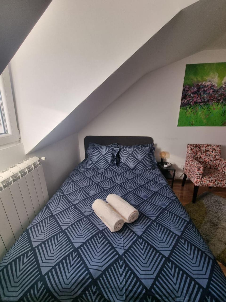 Bed, towels
