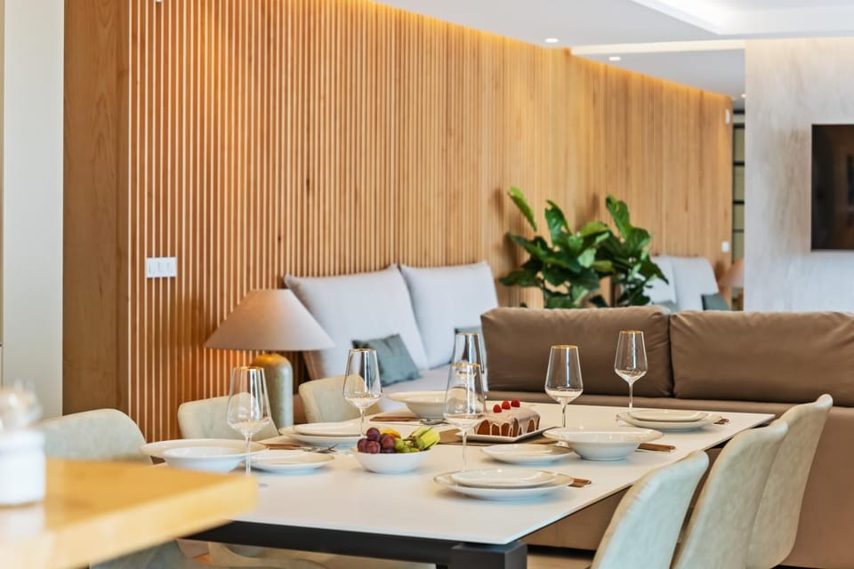 TV and multimedia, Living room, Food and drinks, Seating area, Dining area, Food, Drinks