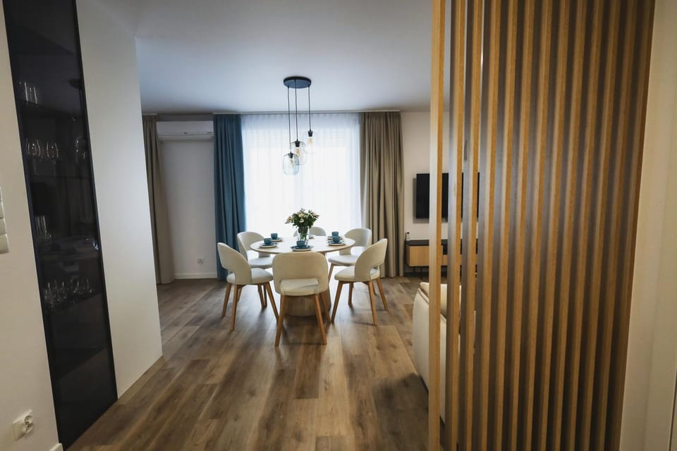 Seating area, Dining area
