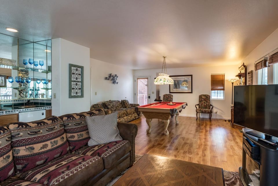 TV and multimedia, Living room, Lounge or bar, Photo of the whole room, Seating area