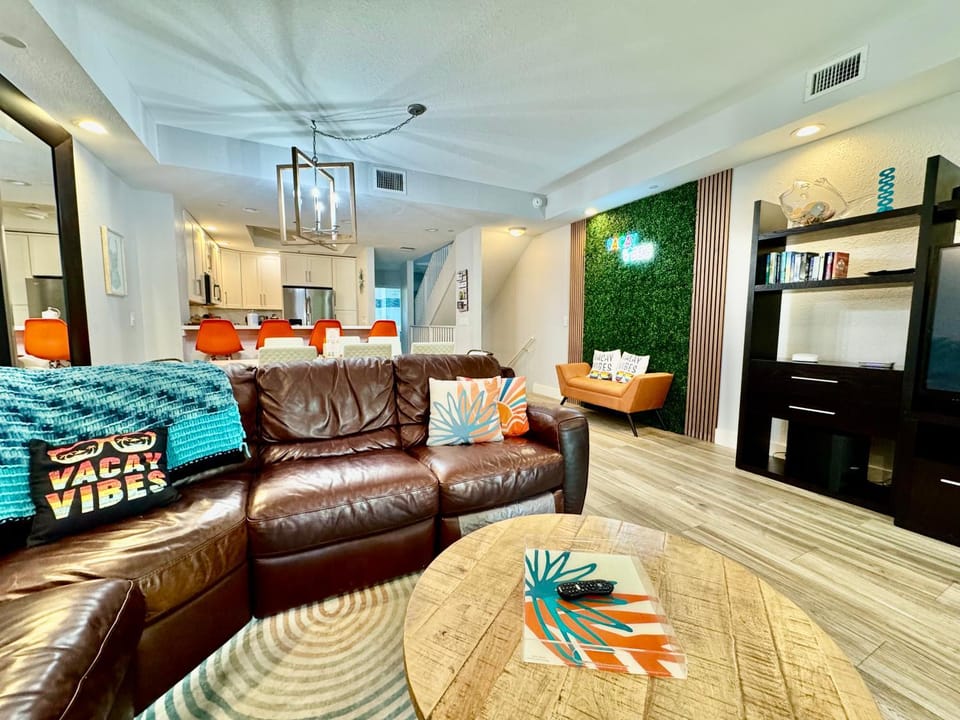 TV and multimedia, Kitchen or kitchenette, Living room, Photo of the whole room, Seating area, Dining area