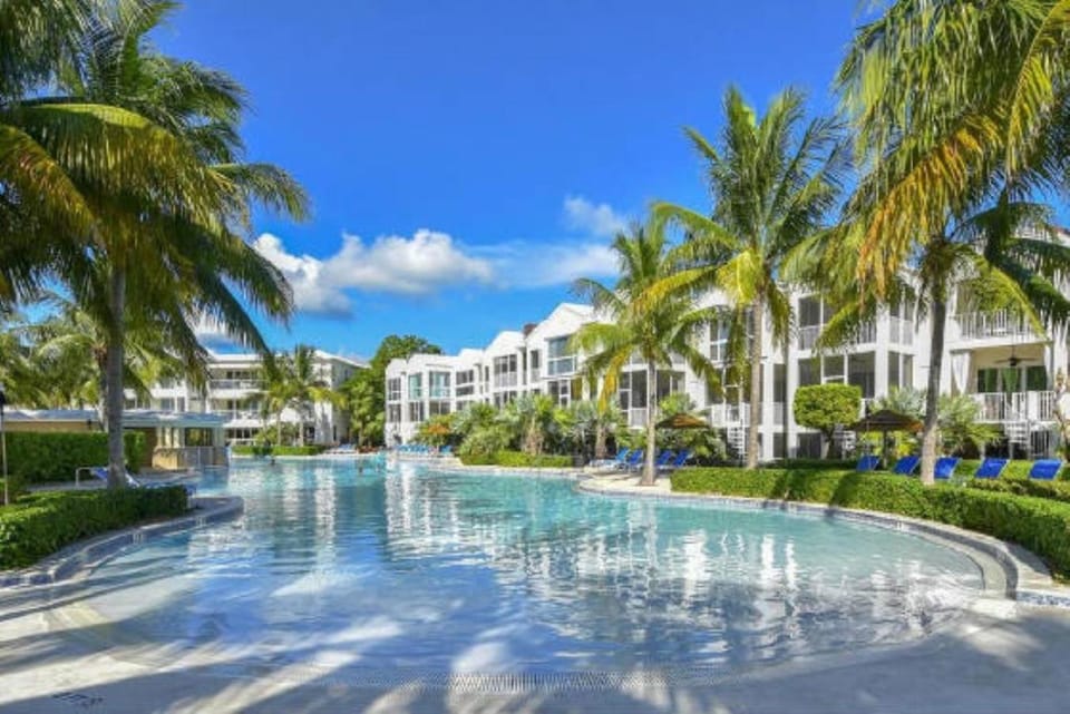 Natural landscape, Garden view, Swimming pool, sunbed