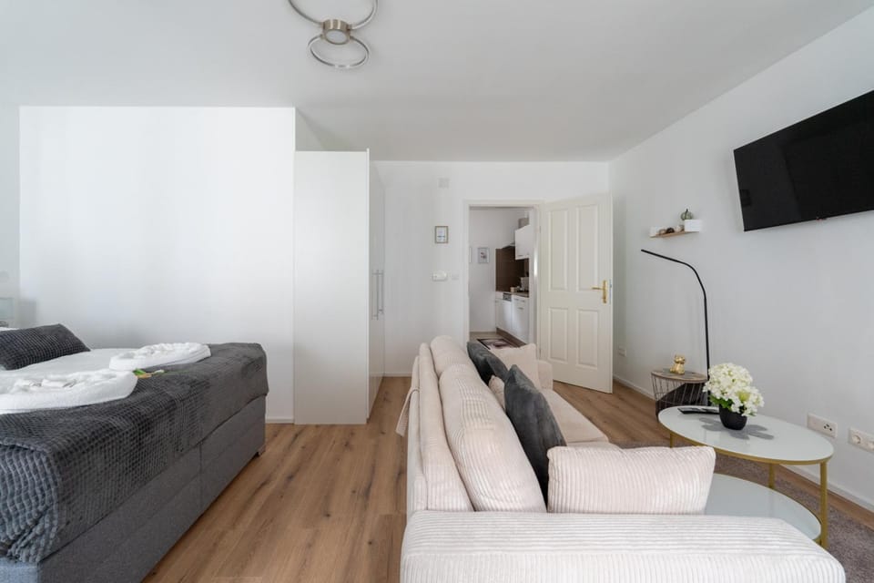 Bed, TV and multimedia, Photo of the whole room, Seating area, Bedroom