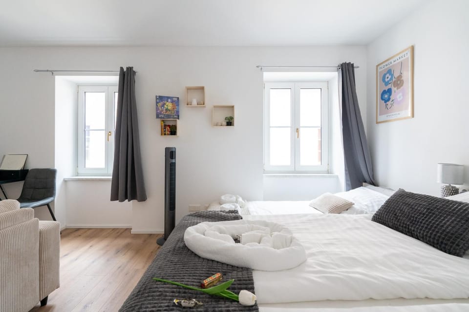 Bed, Photo of the whole room, Seating area, Bedroom, towels