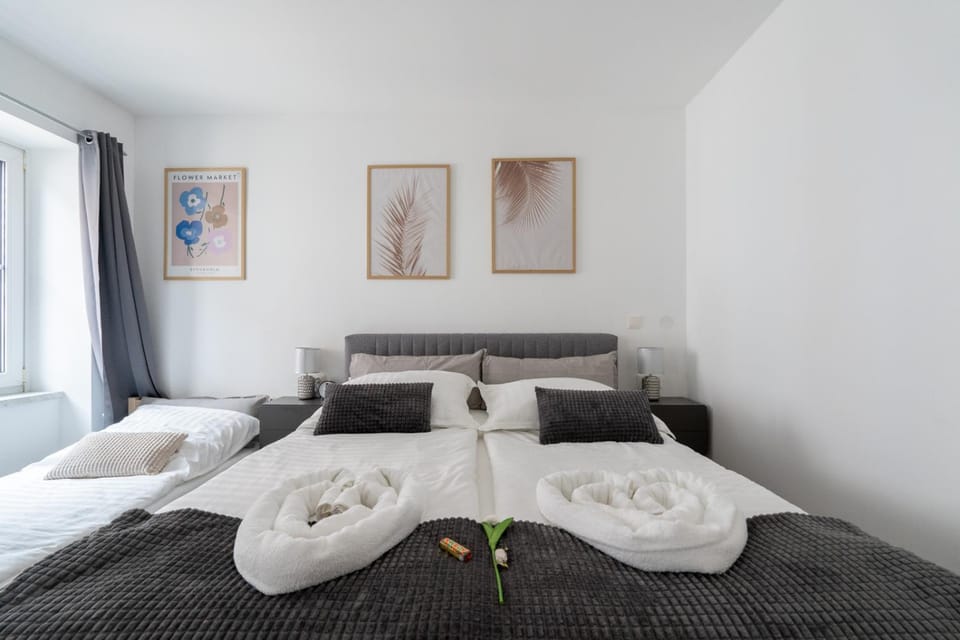 Bed, Photo of the whole room, Bedroom, towels