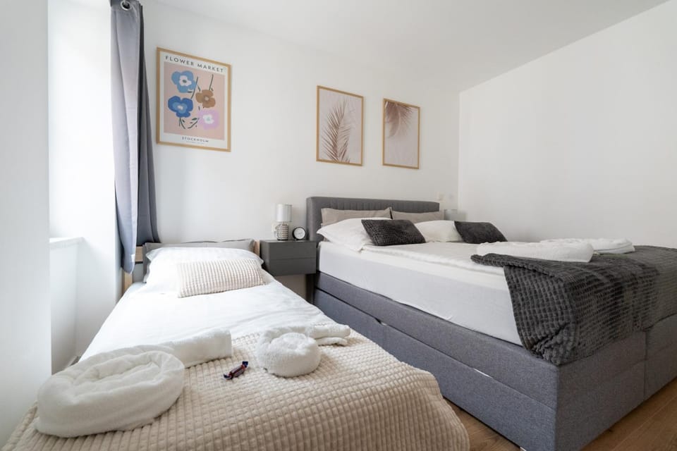 Bed, Photo of the whole room, Bedroom, towels