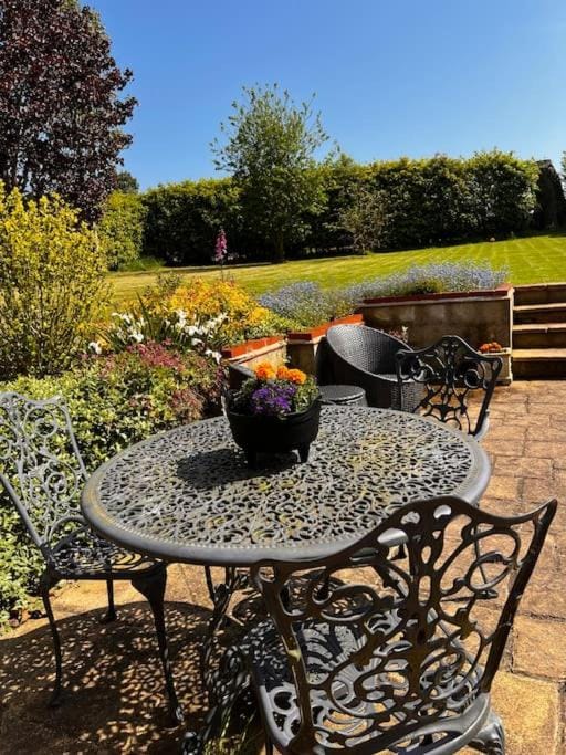 Patio, Day, Garden, Dining area, Garden view