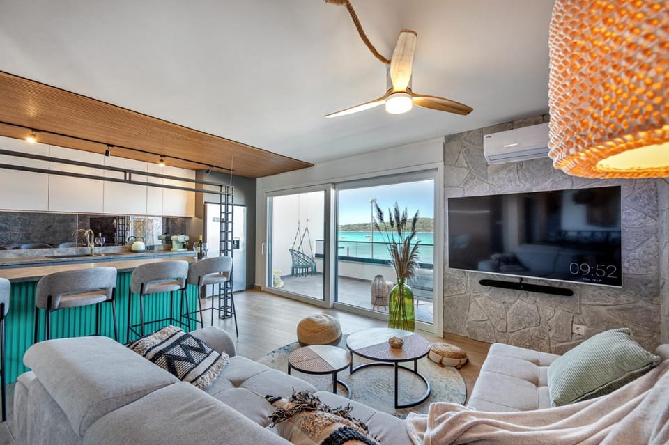 TV and multimedia, Kitchen or kitchenette, Living room