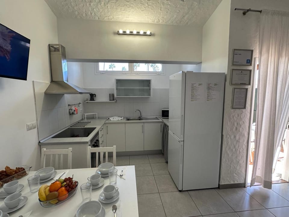 Coffee/tea facilities, Kitchen or kitchenette, Dining area, microwave, oven, stove, toaster, air conditioner