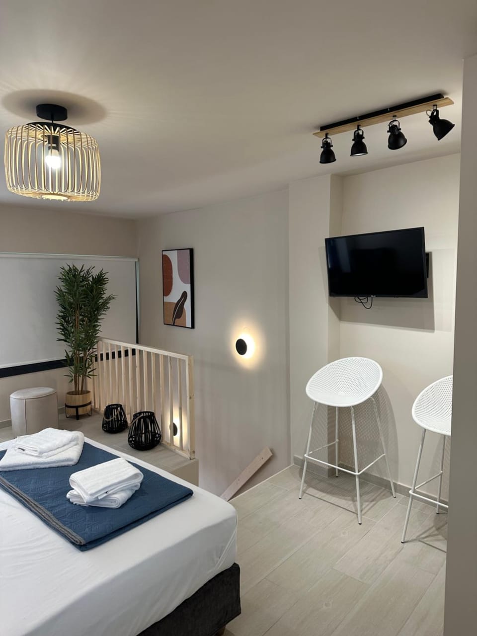Bed, TV and multimedia, Photo of the whole room, Bedroom