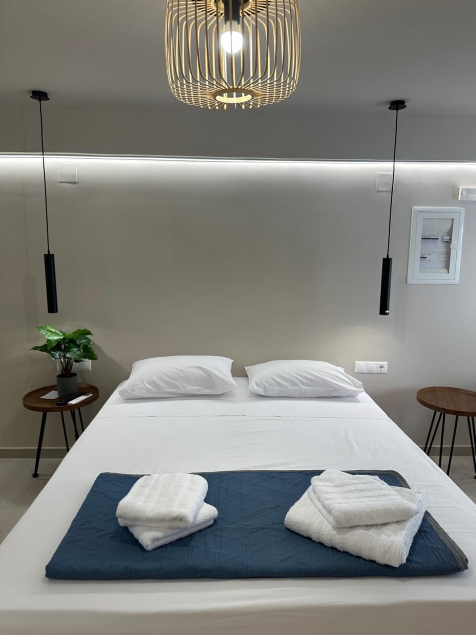Bed, Bedroom, towels