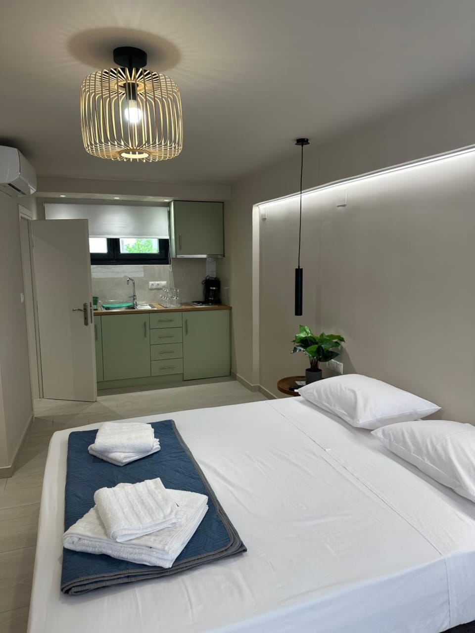 Bed, Photo of the whole room, Bedroom, towels