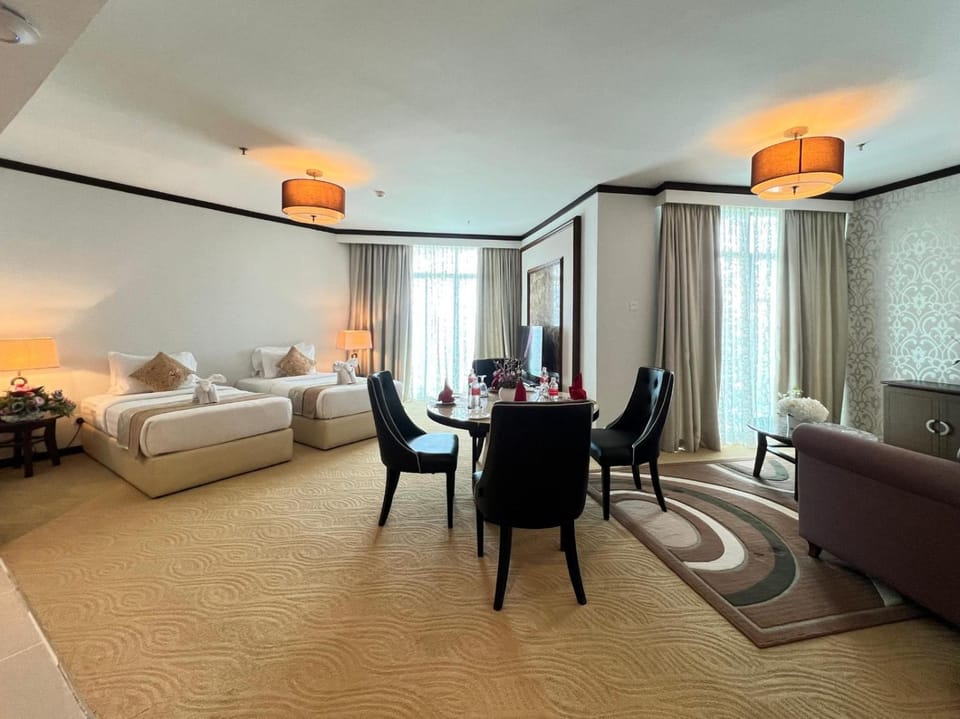 Bed, Living room, Seating area, Dining area
