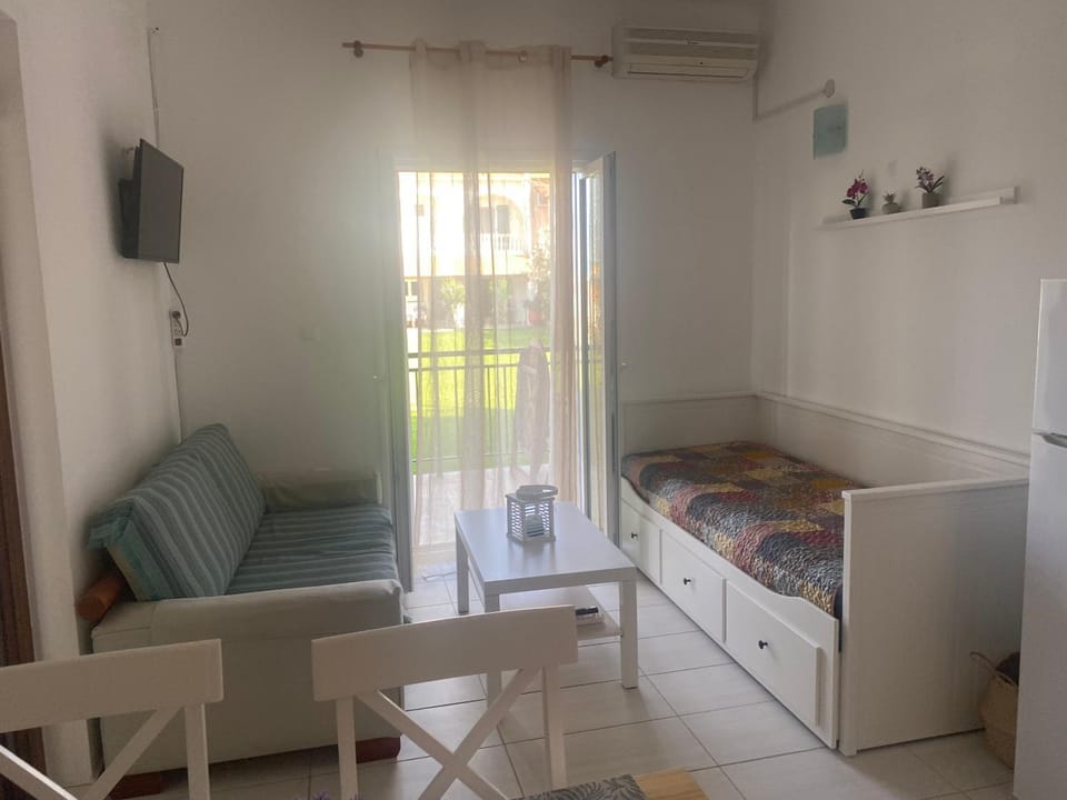 Bed, Seating area, air conditioner
