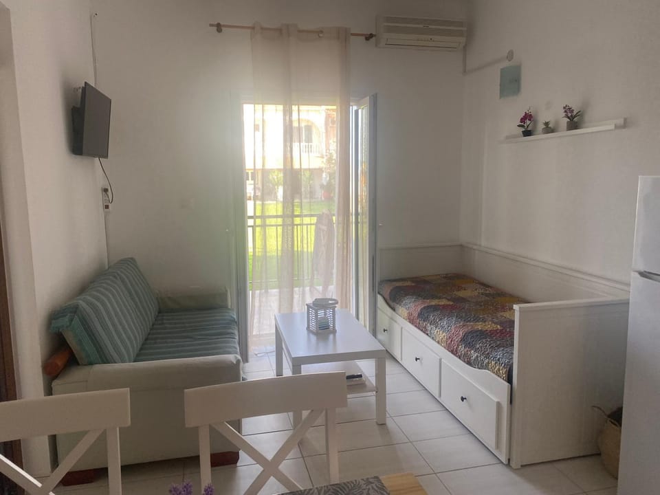 TV and multimedia, Seating area, air conditioner