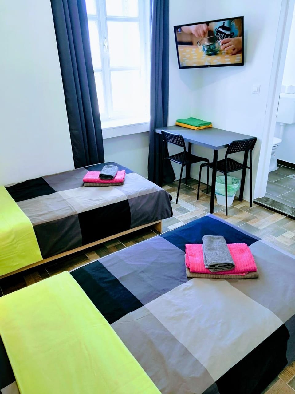 Bed, TV and multimedia, Photo of the whole room, Bedroom