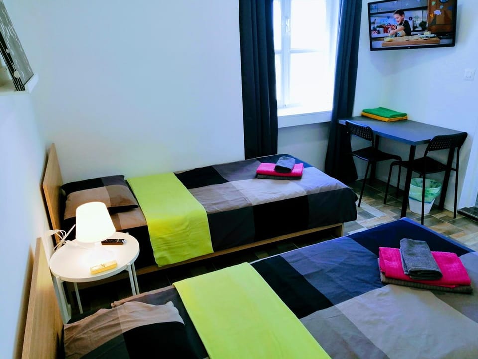 Bed, TV and multimedia, Photo of the whole room, Seating area, Bedroom