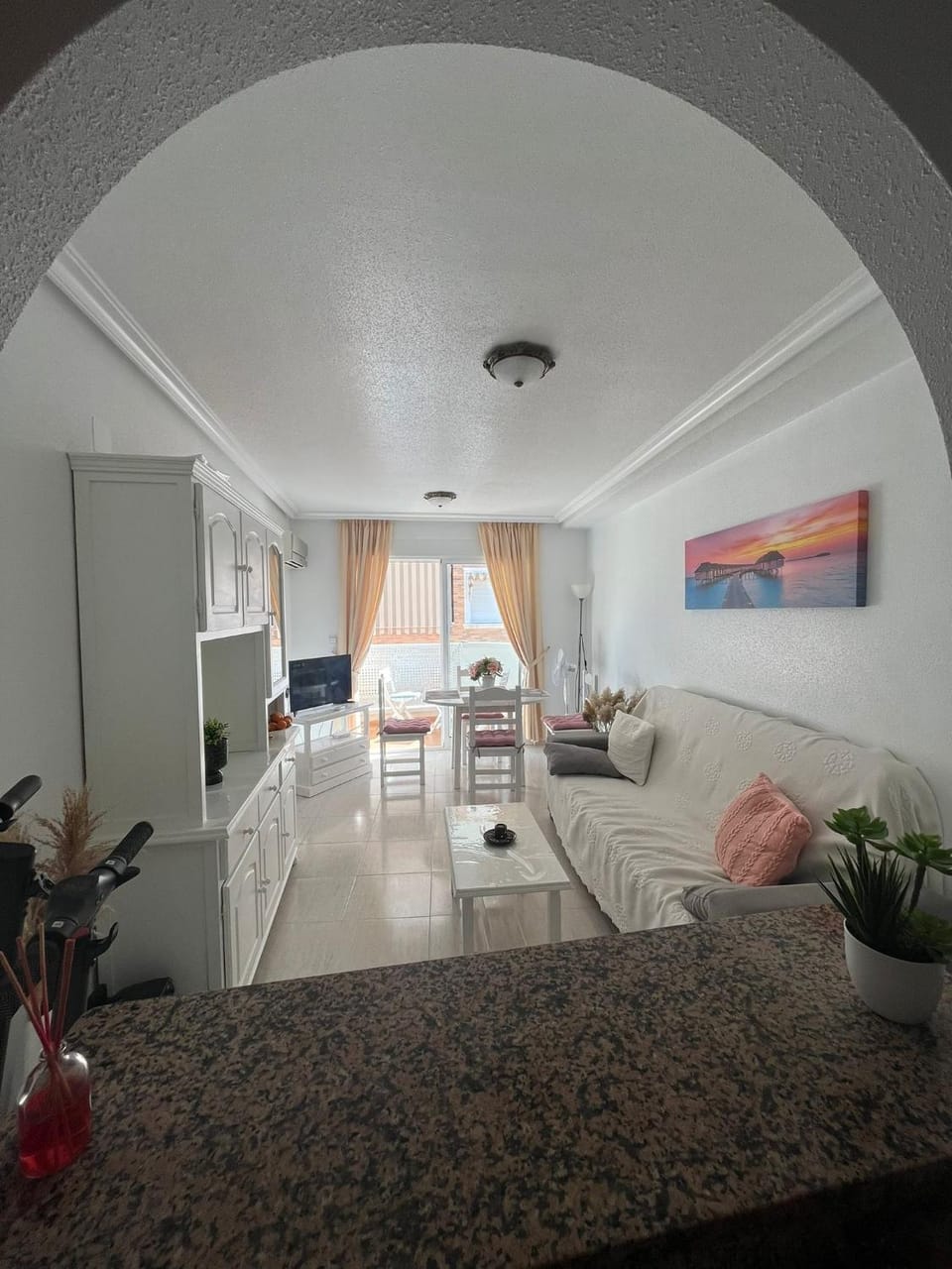 TV and multimedia, Living room, Seating area, Dining area