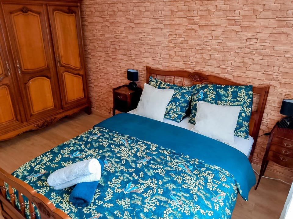 Bed, Photo of the whole room, Bedroom, towels, wardrobe