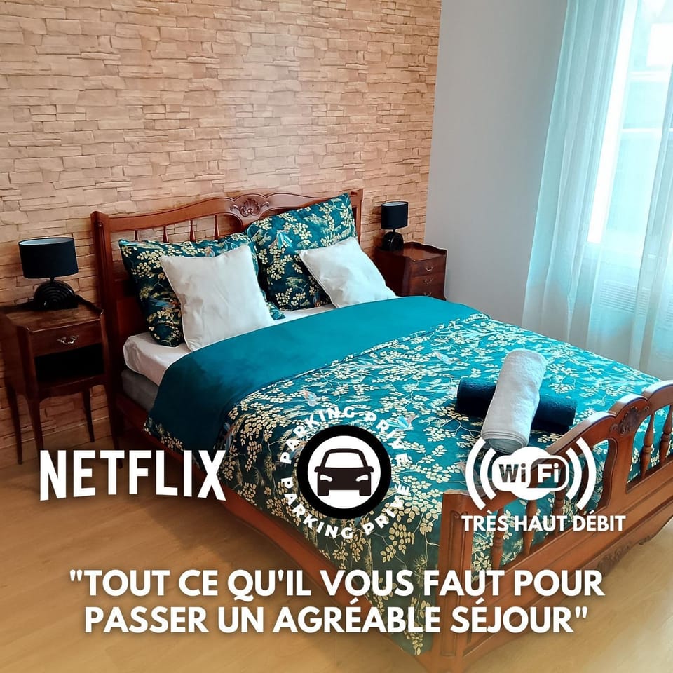 Bed, Photo of the whole room, Bedroom, Text overlay