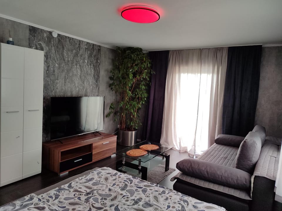 TV and multimedia, Living room, Seating area, Bedroom