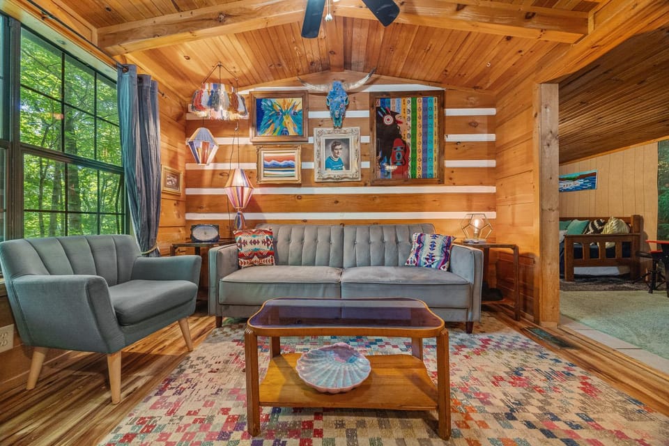 Cozy artsy cabin between Pigeon Forge & Gatlinburg w hot tub Cabin in Gatlinburg