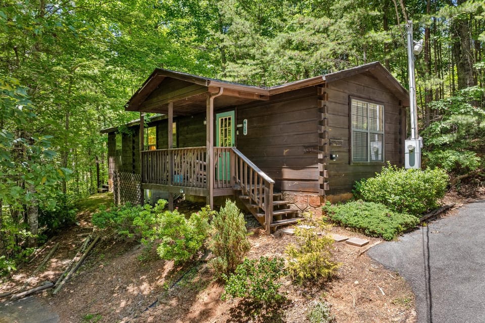 Cozy artsy cabin between Pigeon Forge & Gatlinburg w hot tub Cabin in Gatlinburg