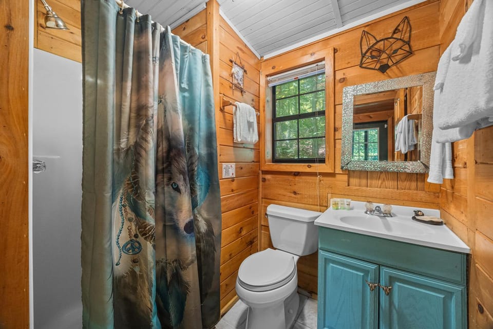 Cozy artsy cabin between Pigeon Forge & Gatlinburg w hot tub Cabin in Gatlinburg