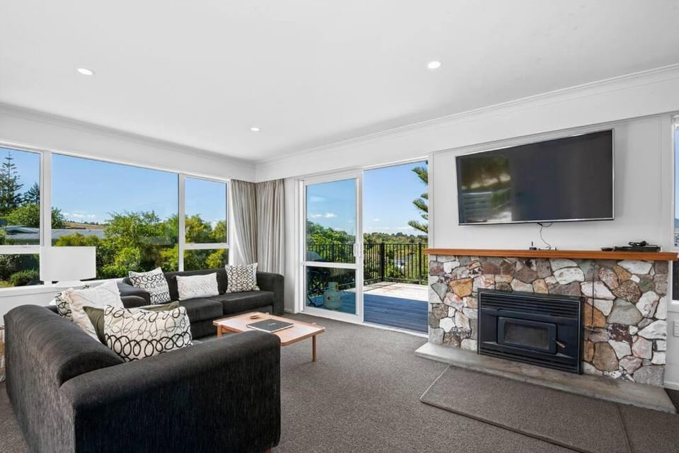 TV and multimedia, Living room, Seating area, Evening entertainment