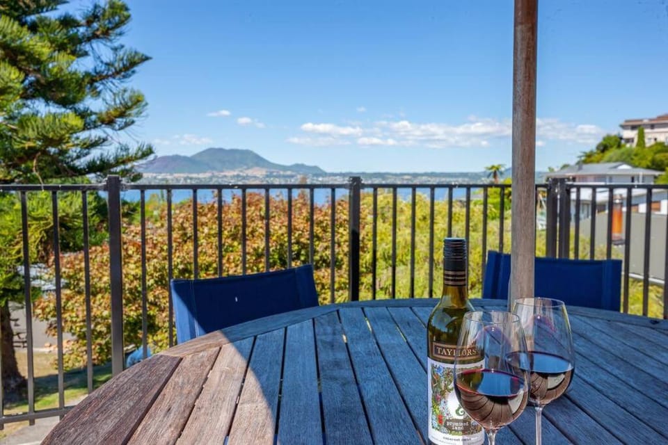 Day, View (from property/room), Balcony/Terrace, Dining area, Lake view