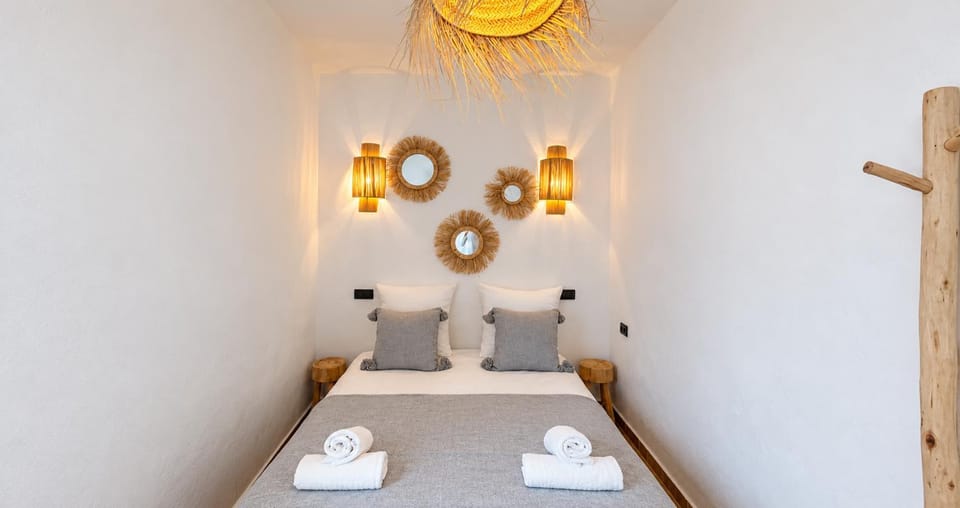 Bedroom, towels