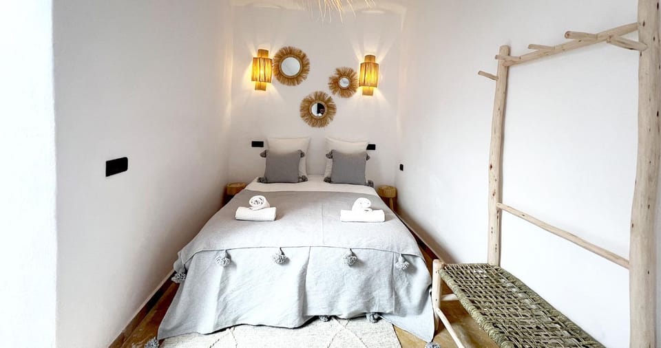 Bed, Bedroom, towels