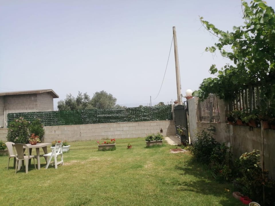 Property building, Day, Garden, Garden view