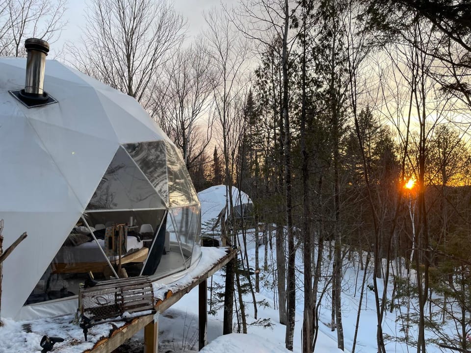 La générale Sherman, Expérience hébergement le luxe sauvage avec vue et jacuzzi Chalet in Saint-Alexis-des-Monts
