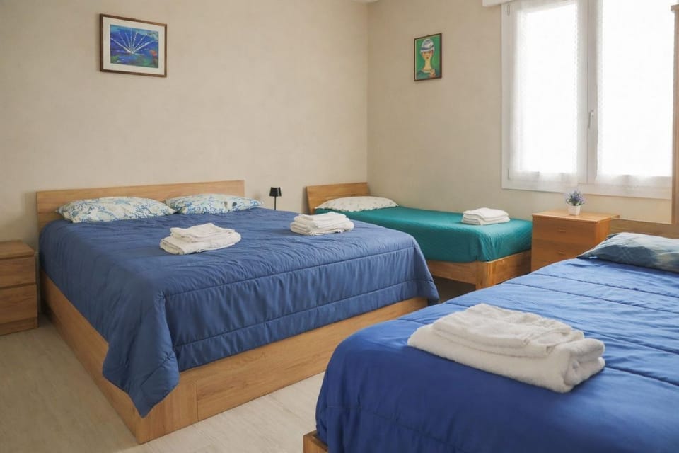 Bed, Bedroom, towels