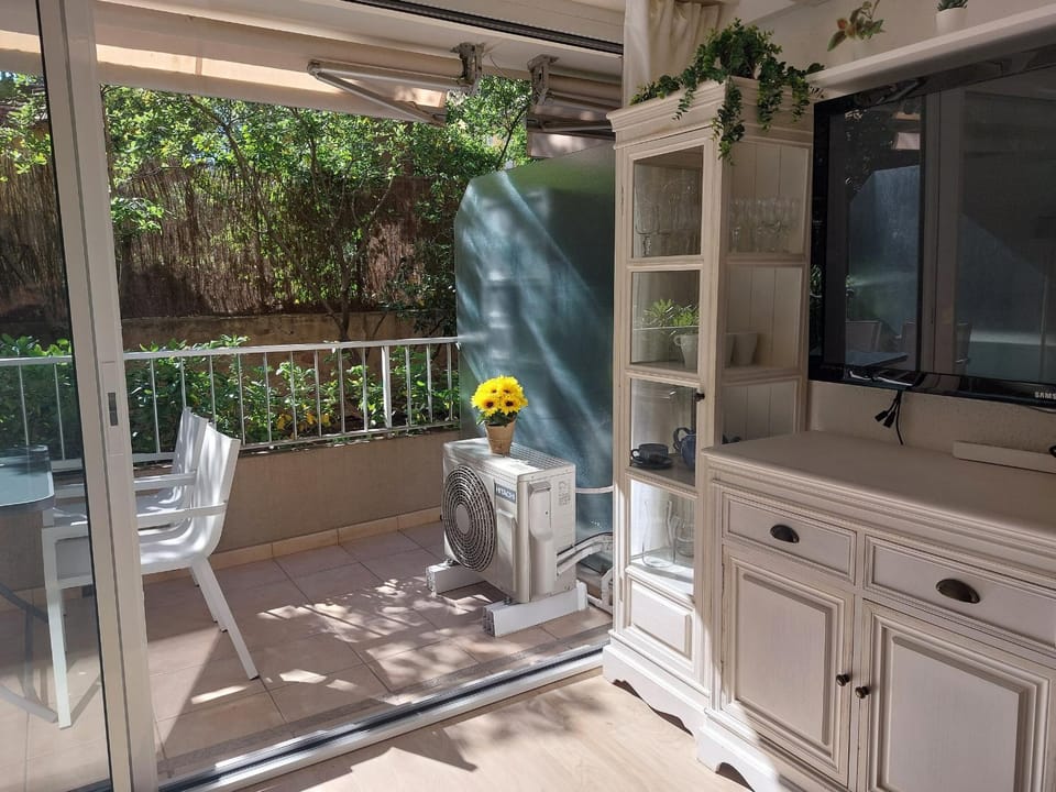 Studio Climatisé Idéal: Plage et Centre-Ville à Pied, WIFI Gratuit - FR-1-466A-51 Apartment in Saint-Raphael
