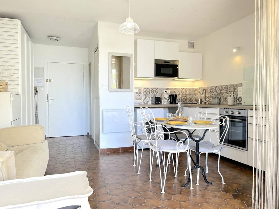 Studio 4 Couchages avec Jardin et Piscine à Bormes-les-Mimosas - FR-1-251-825 Apartment in Bormes-les-Mimosas