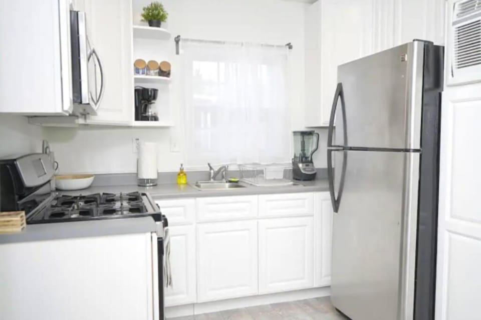 2 Miles to Disneyland -FREE Parking! In Anaheim CA Apartment in Anaheim