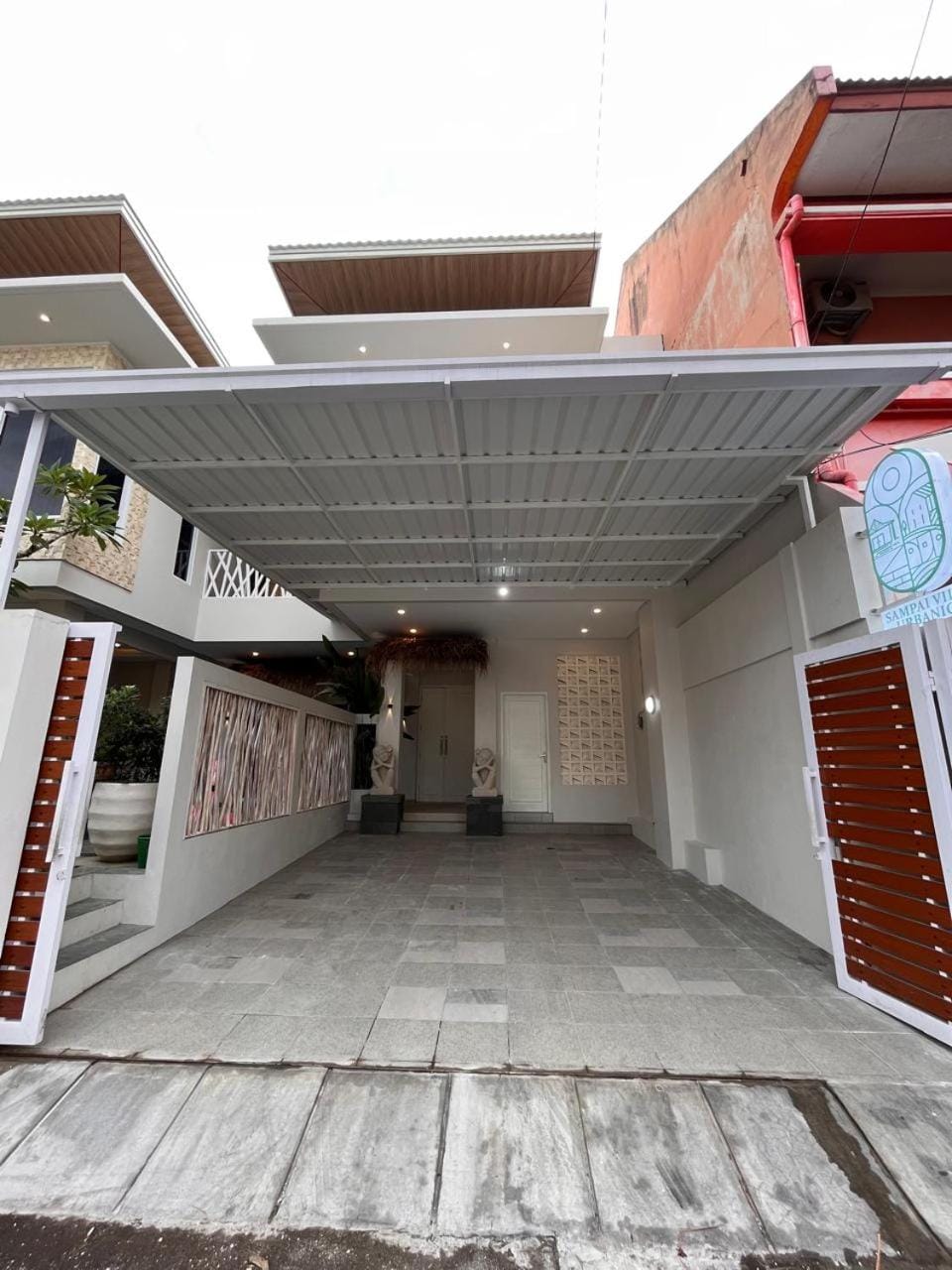 Property building, Facade/entrance, Day
