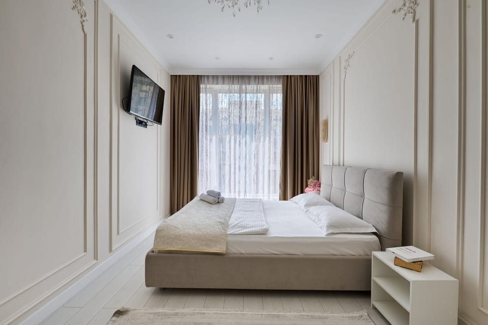 Bed, TV and multimedia, Bedroom