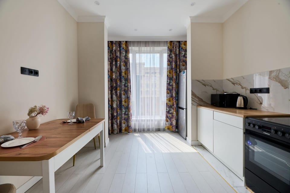 Kitchen or kitchenette, Dining area, stove