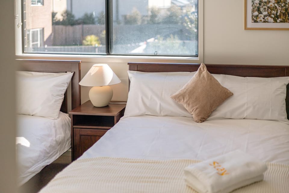 Bed, Bedroom, towels