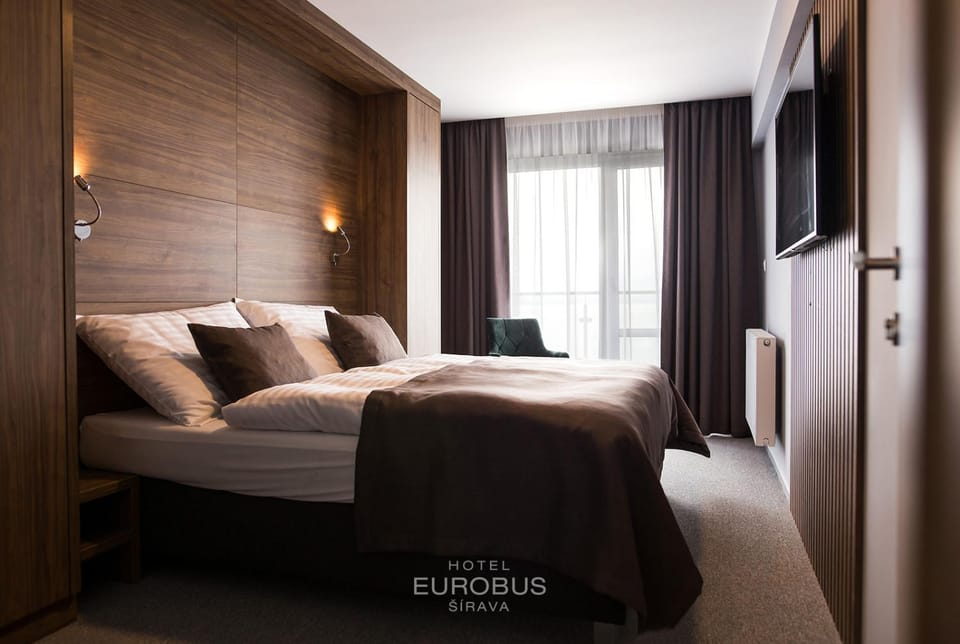 Bed, TV and multimedia, Photo of the whole room, Bedroom, Lake view